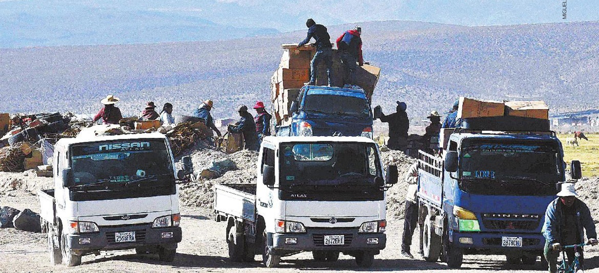 REPORTAJE: ASALTO AL DESARROLLO ECONÓMICO. BOLIVIA, ANTE UNA MAYOR OLA DE CONTRABANDO REPORTAJE: ASALTO AL DESARROLLO ECONÓMICO. BOLIVIA, ANTE UNA MAYOR OLA DE CONTRABANDO
