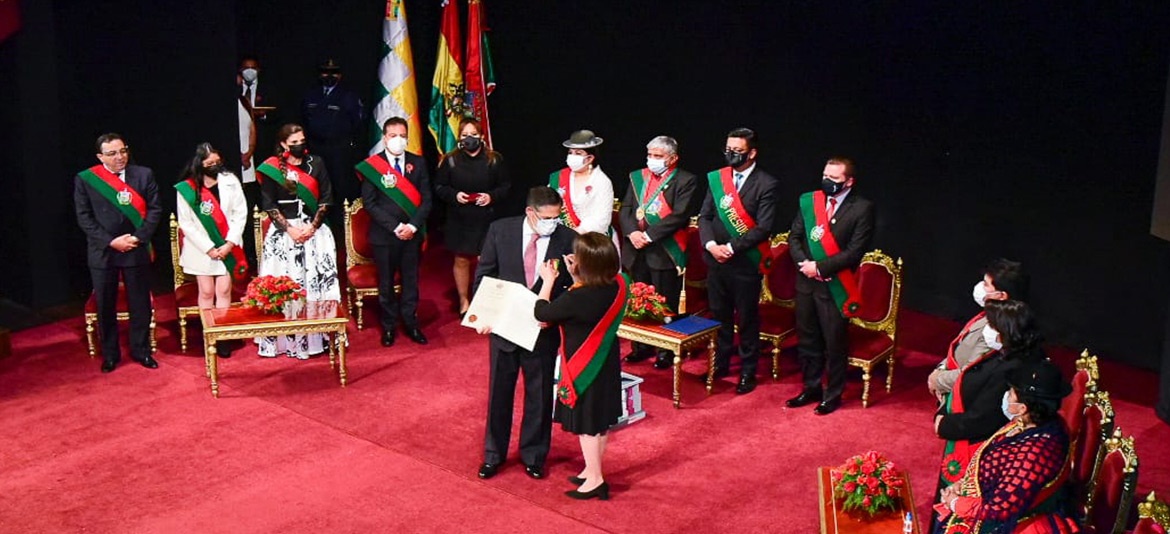 La CNI recibe del GAMLP máxima condecoración Prócer Pedro Domingo Murillo 